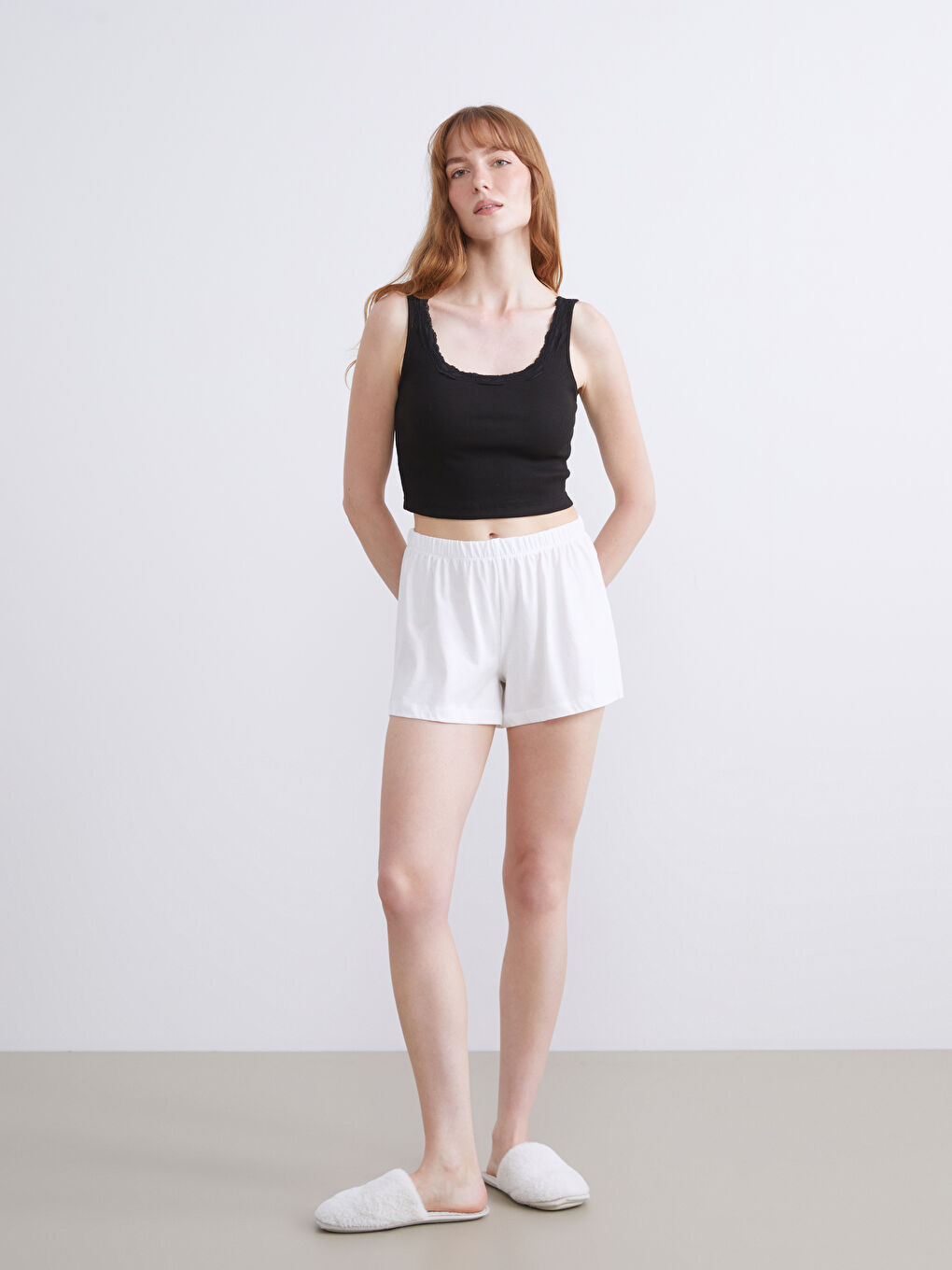 Siyah U Yaka Dantel Detaylı Kadın Atlet-1