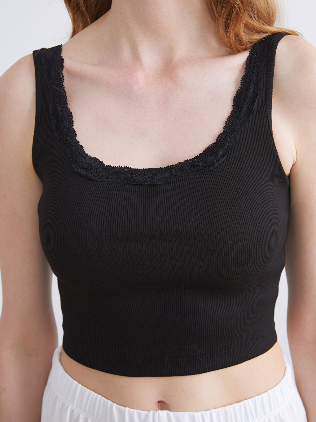 Siyah U Yaka Dantel Detaylı Kadın Atlet-2