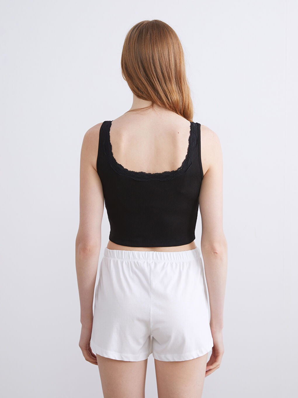 Siyah U Yaka Dantel Detaylı Kadın Atlet-3