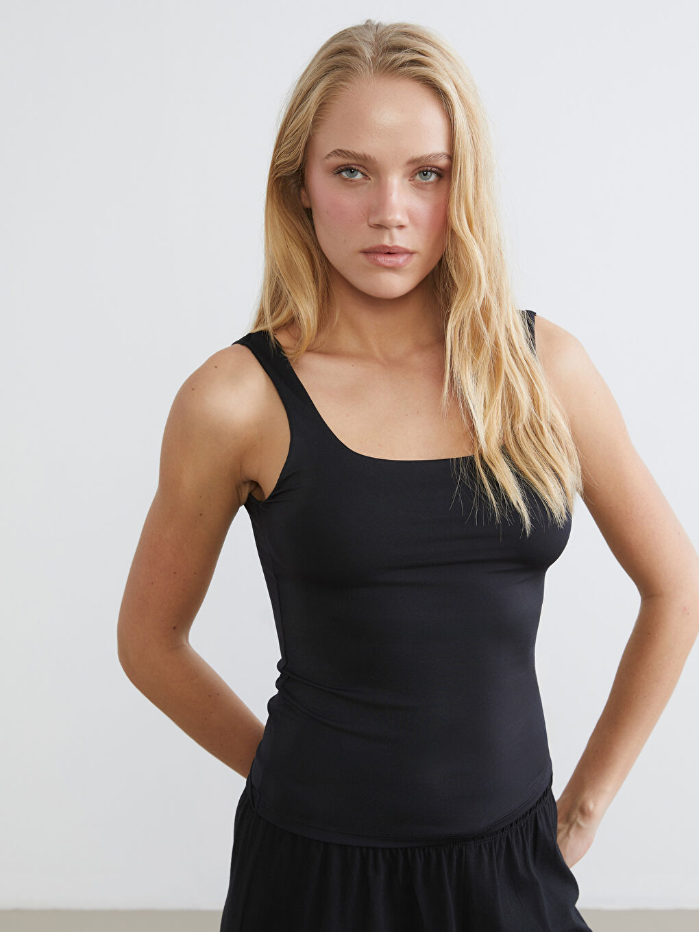 Siyah U Yaka Kadın Atlet