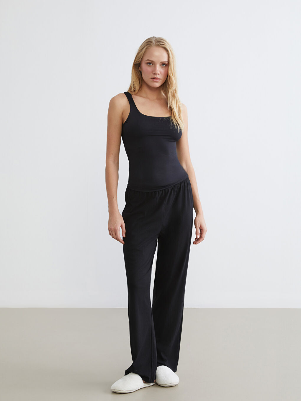 Siyah U Yaka Kadın Atlet-1