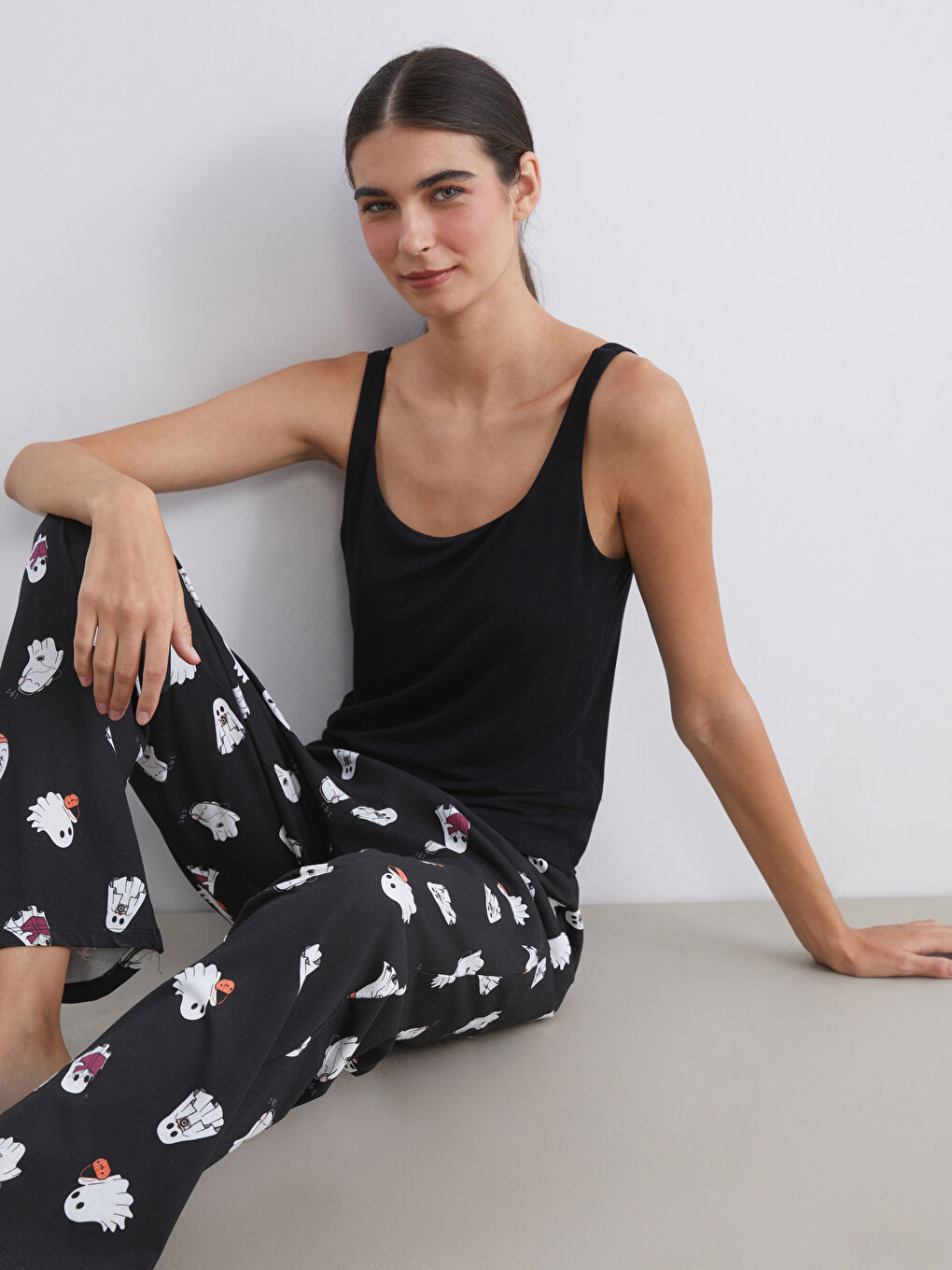 Siyah U Yaka Askılı Kadın Atlet