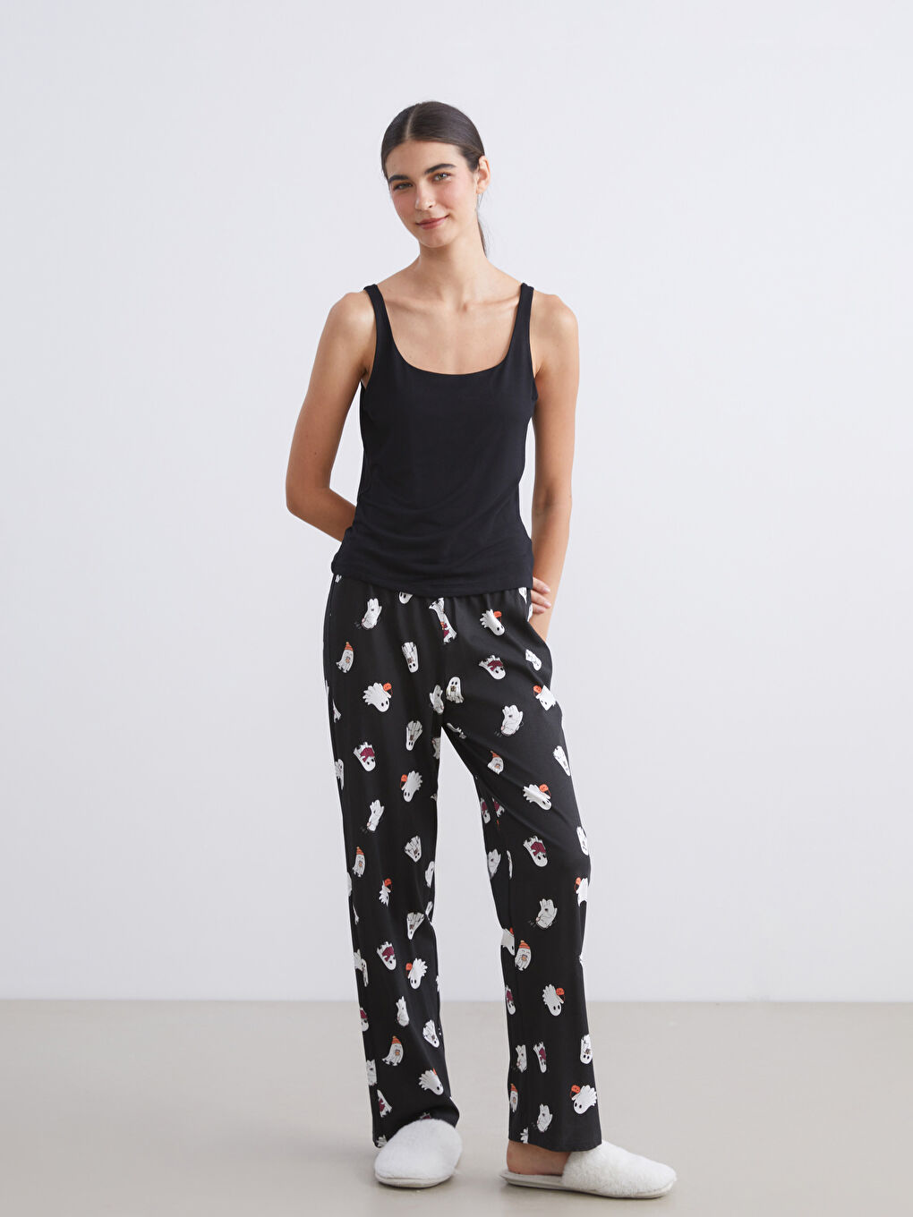 Siyah U Yaka Askılı Kadın Atlet-1