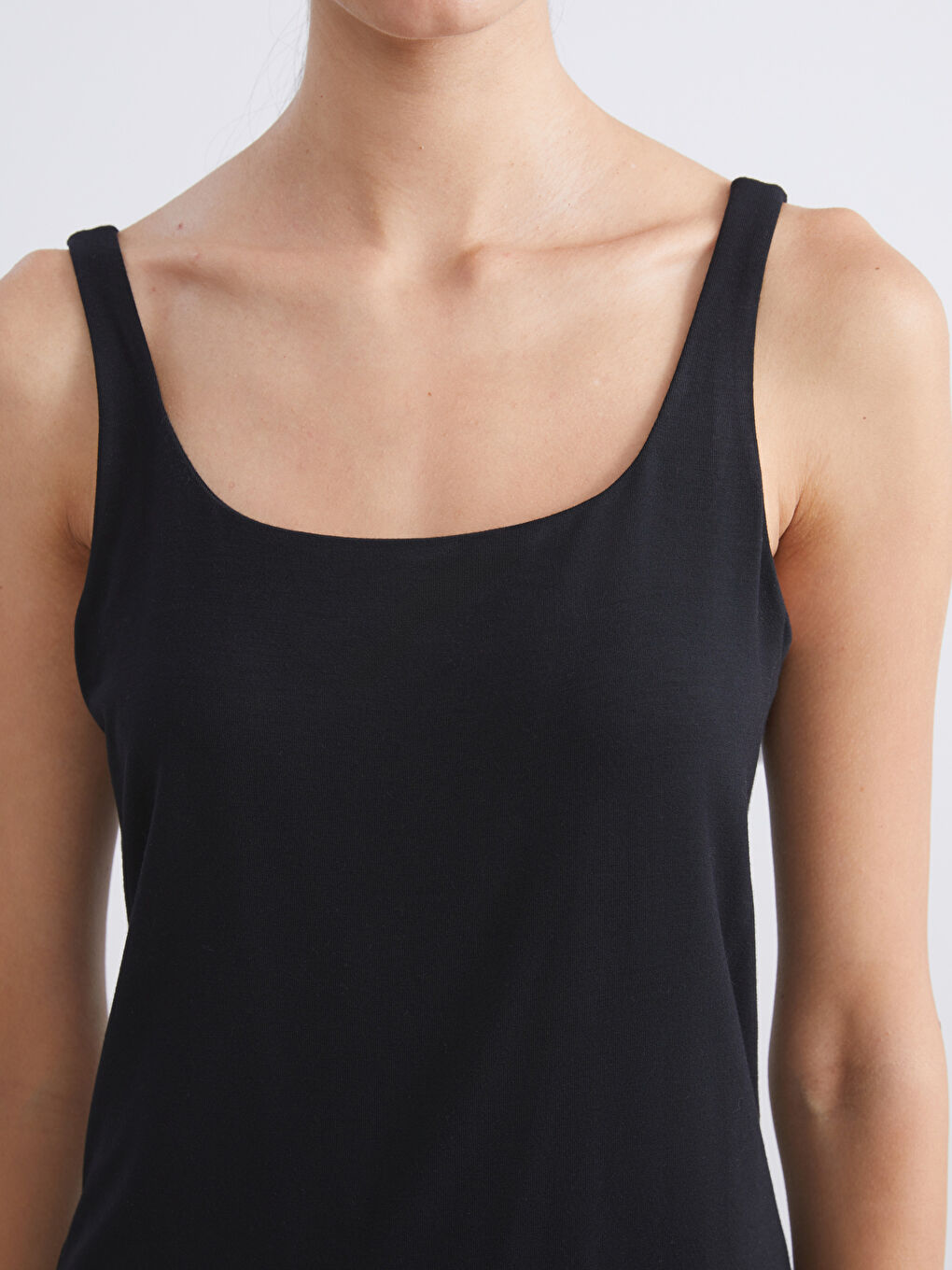 Siyah U Yaka Askılı Kadın Atlet-2