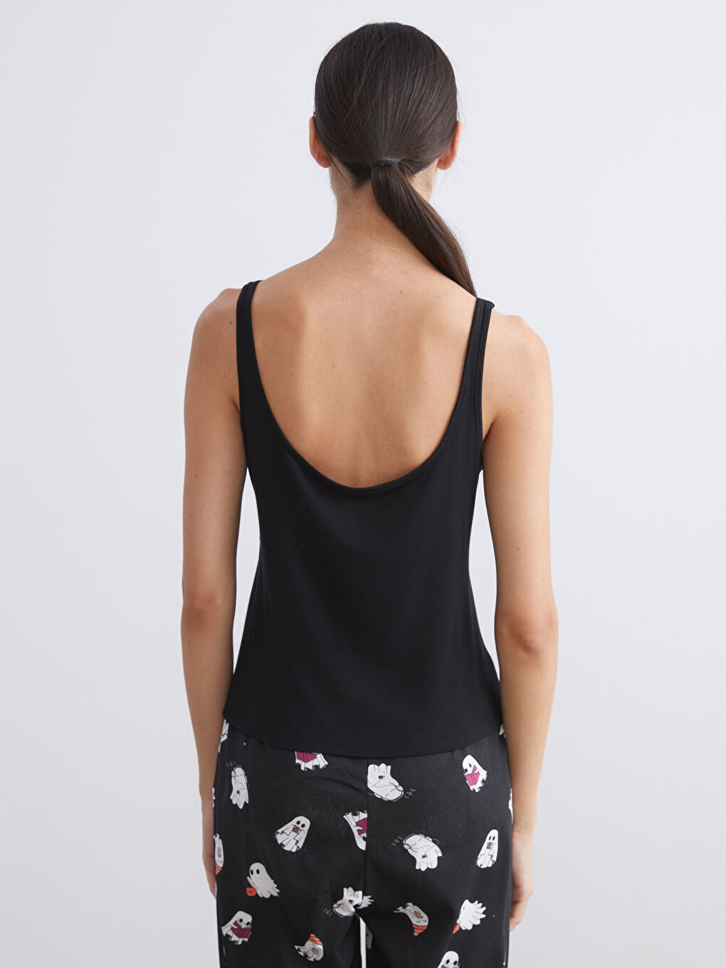 Siyah U Yaka Askılı Kadın Atlet-3