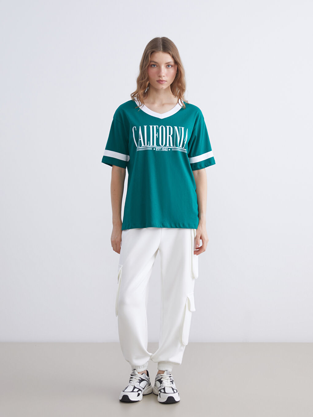 Yeşil V Yaka California Baskılı Oversize Kadın Tişört-1