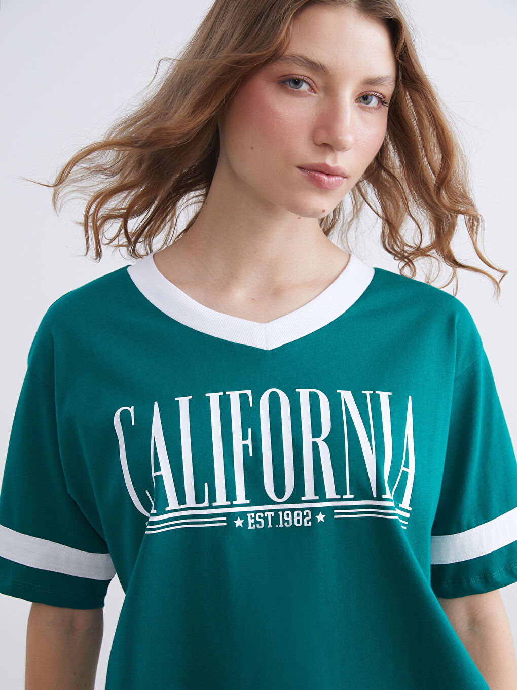 Yeşil V Yaka California Baskılı Oversize Kadın Tişört-2
