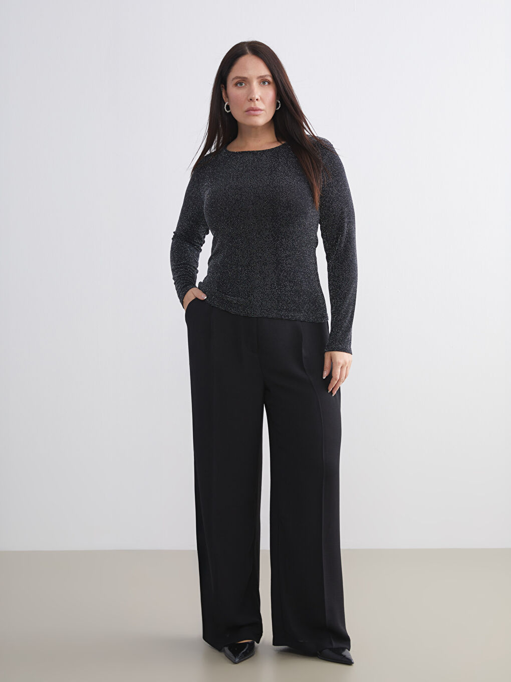 Siyah Bisiklet Yaka Parlak Görünümlü Kadın Tişört-5