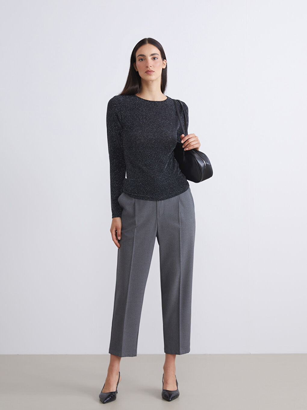 Siyah Bisiklet Yaka Parlak Görünümlü Kadın Tişört-2