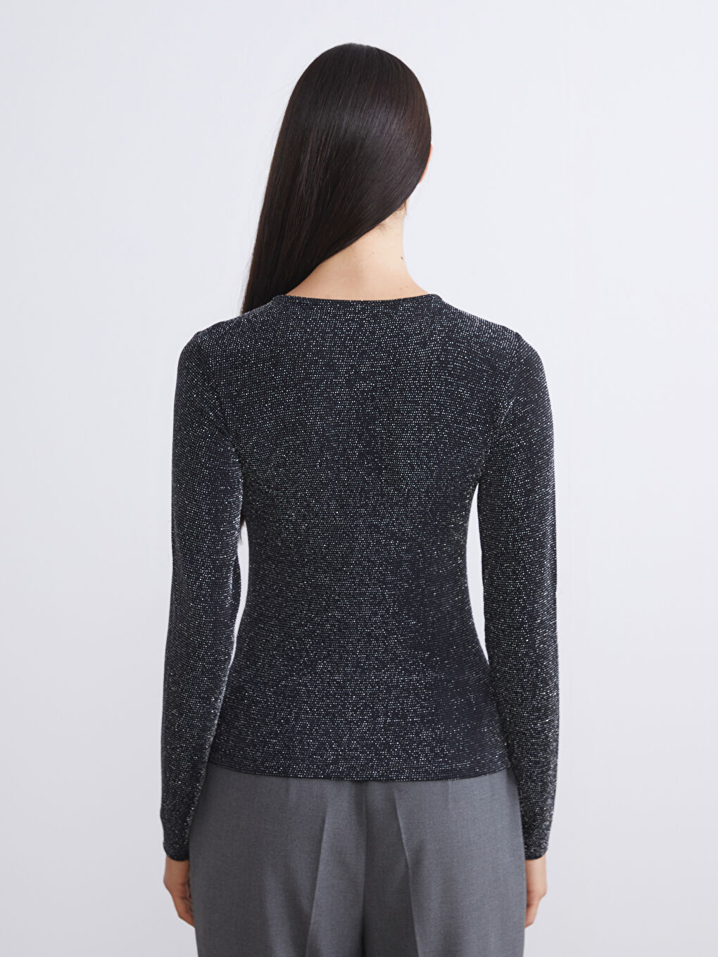 Siyah Bisiklet Yaka Parlak Görünümlü Kadın Tişört-4