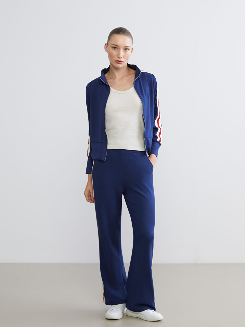 Dukserica sa rajsferšlusom sa uspravnom kragnom za Ženski-1