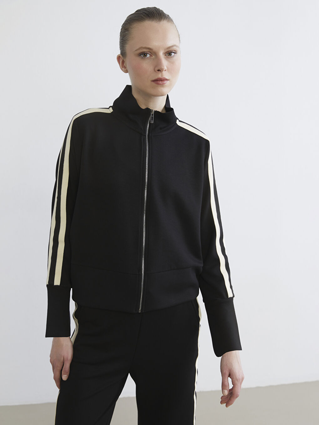 Siyah Dik Yaka Kadın Fermuarlı Sweatshirt-1