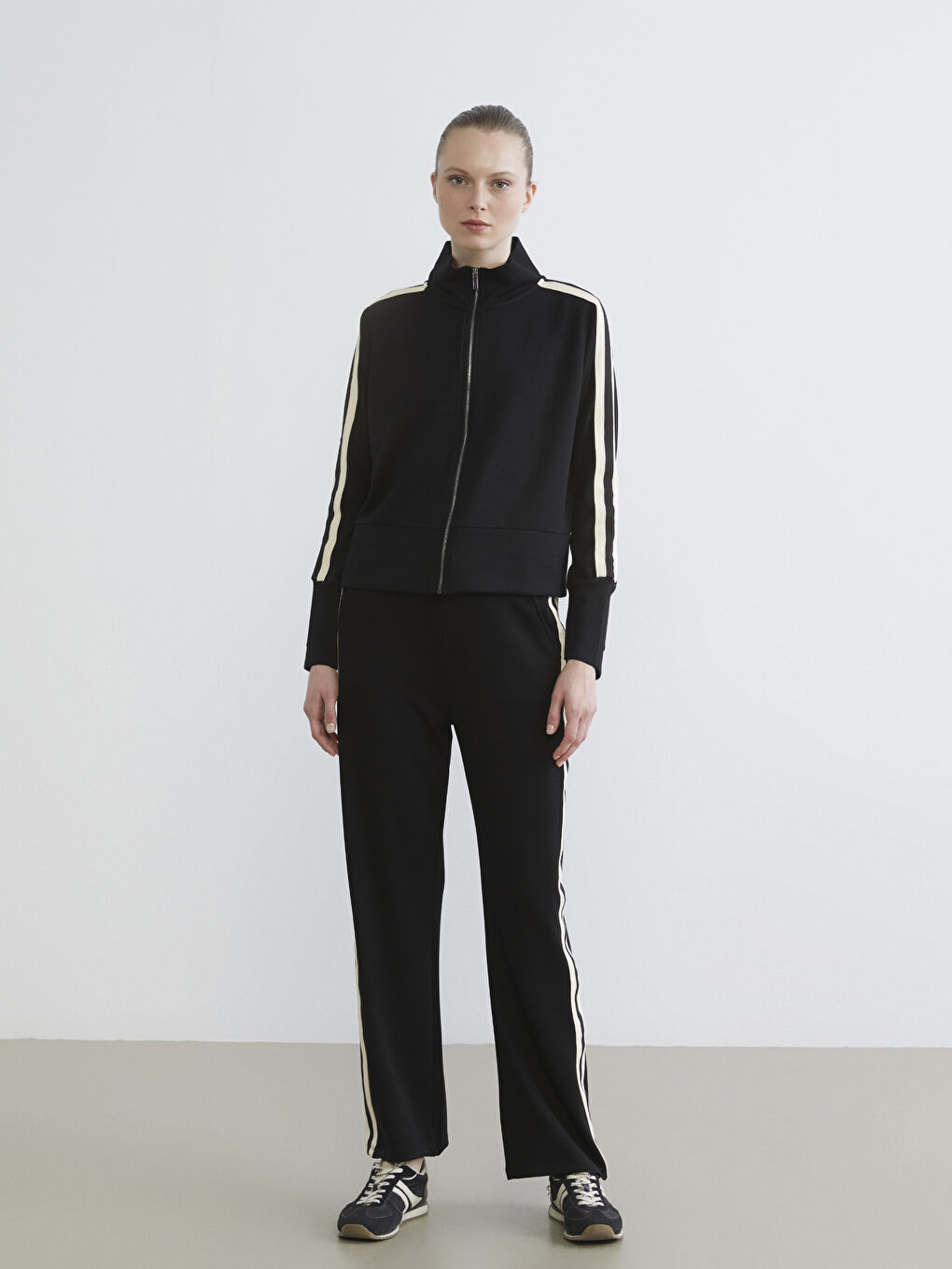 Siyah Dik Yaka Kadın Fermuarlı Sweatshirt-2