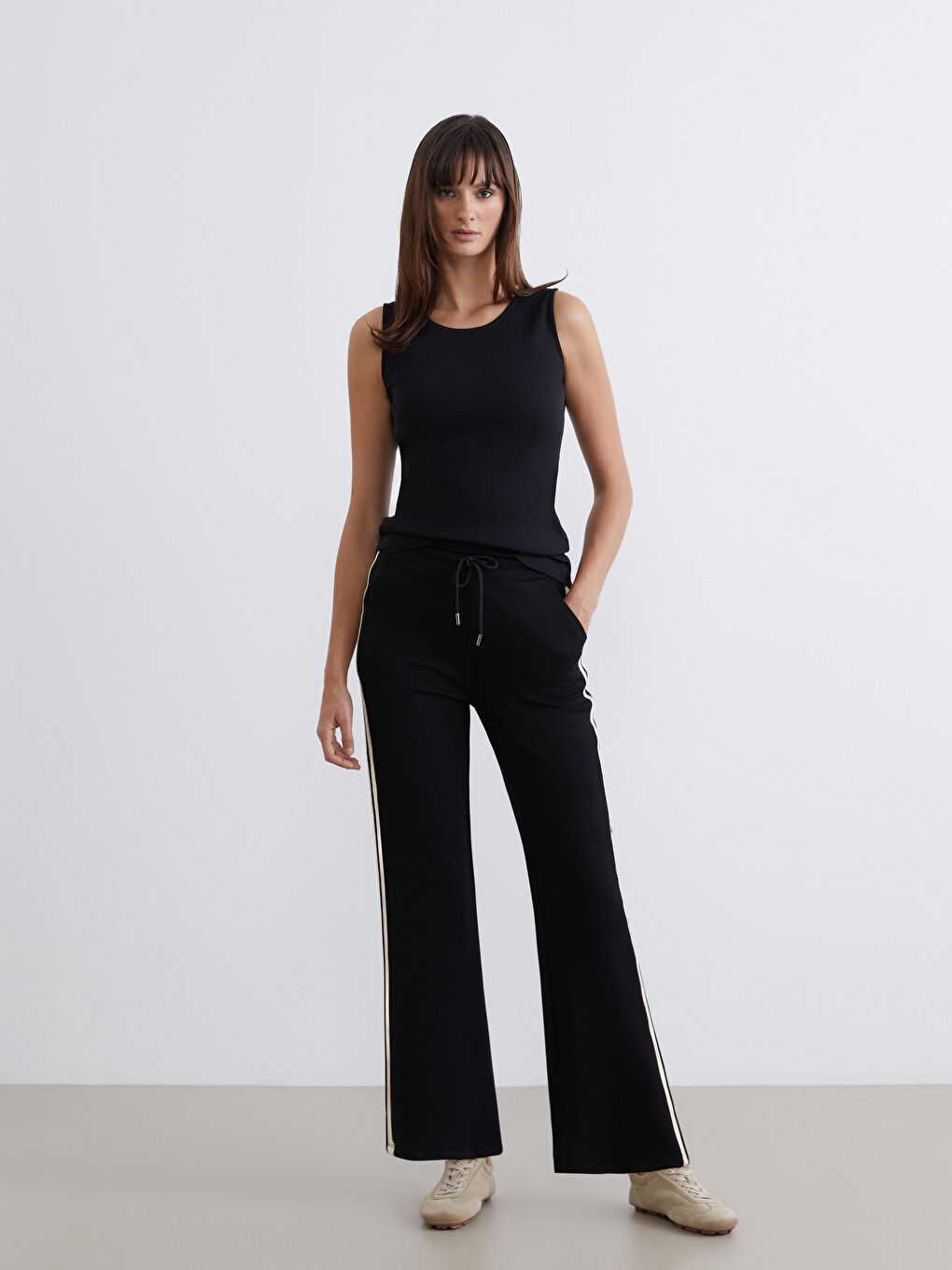 Siyah Şerit Detaylı Geniş Paça Kadın Eşofman Altı