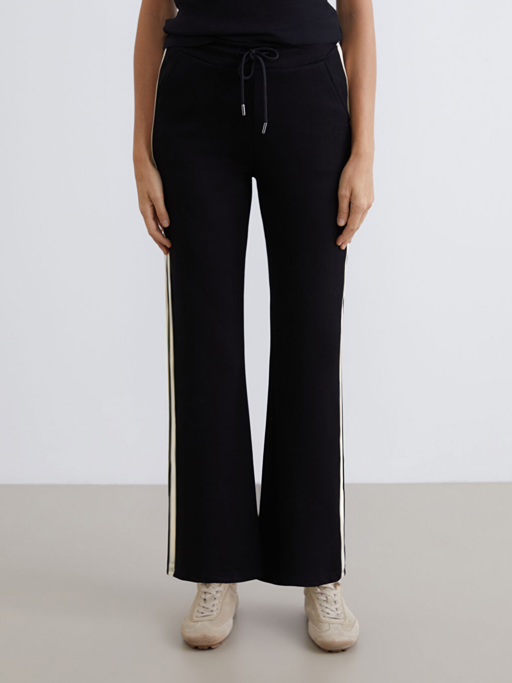 Siyah Şerit Detaylı Geniş Paça Kadın Eşofman Altı-3