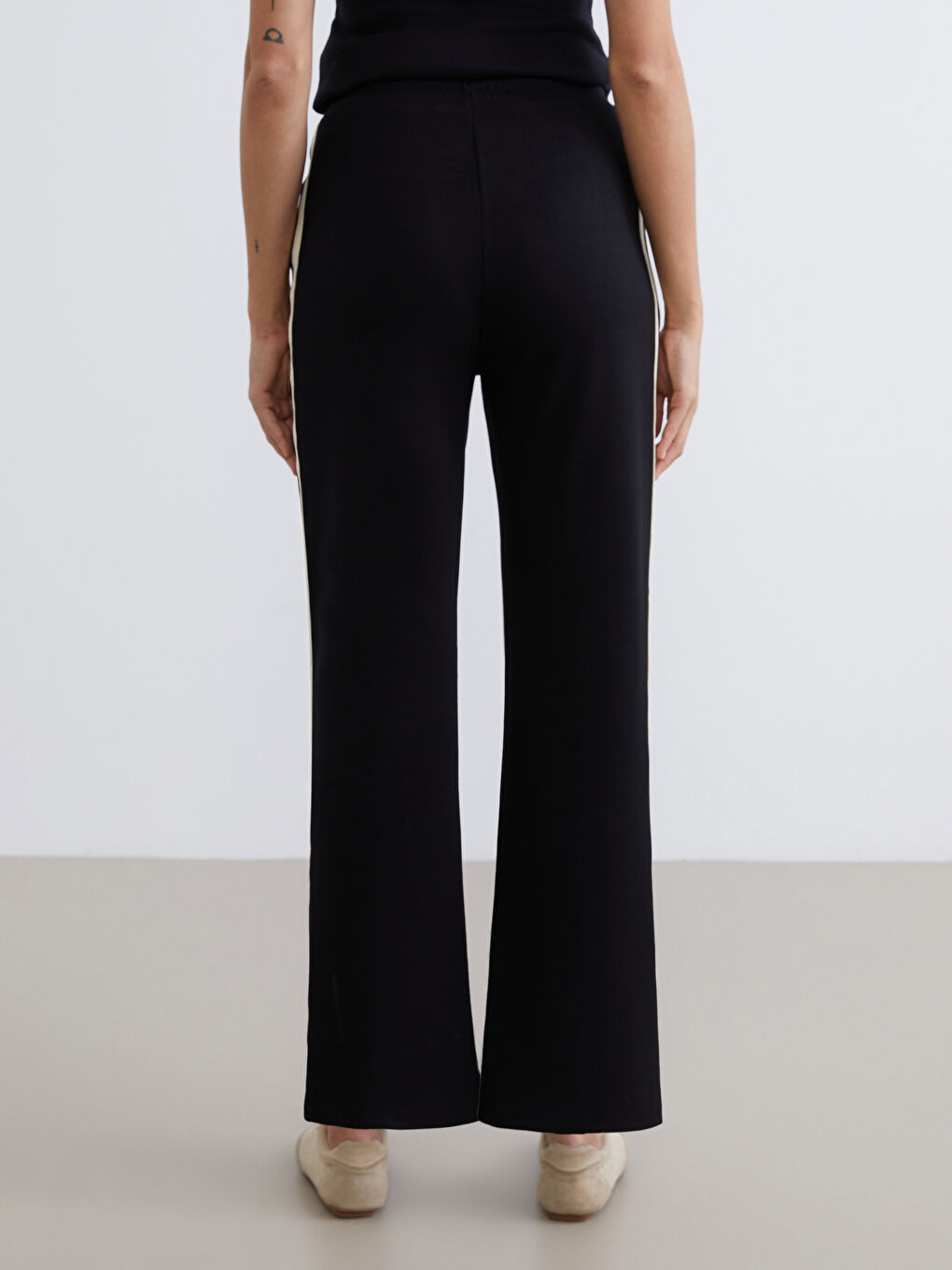 Siyah Şerit Detaylı Geniş Paça Kadın Eşofman Altı-7