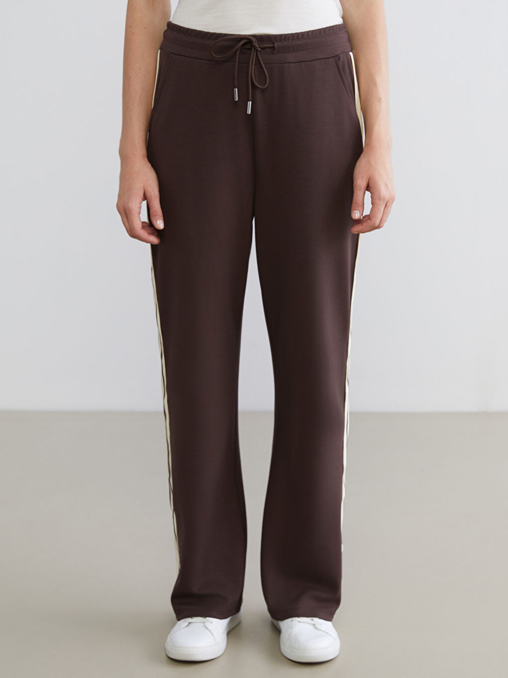 Kahverengi Şerit Detaylı Geniş Paça Kadın Eşofman Altı-1