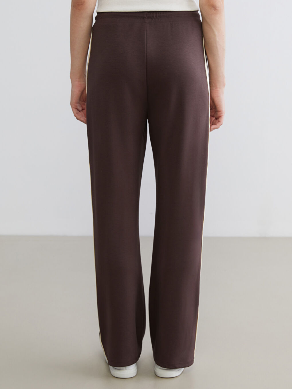 Kahverengi Şerit Detaylı Geniş Paça Kadın Eşofman Altı-3