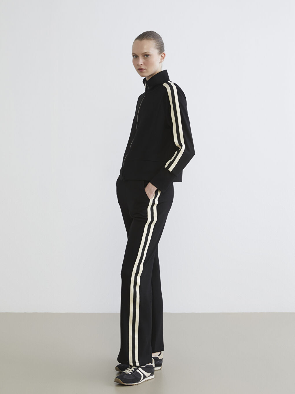 Siyah Şerit Detaylı Geniş Paça Kadın Eşofman Altı-1