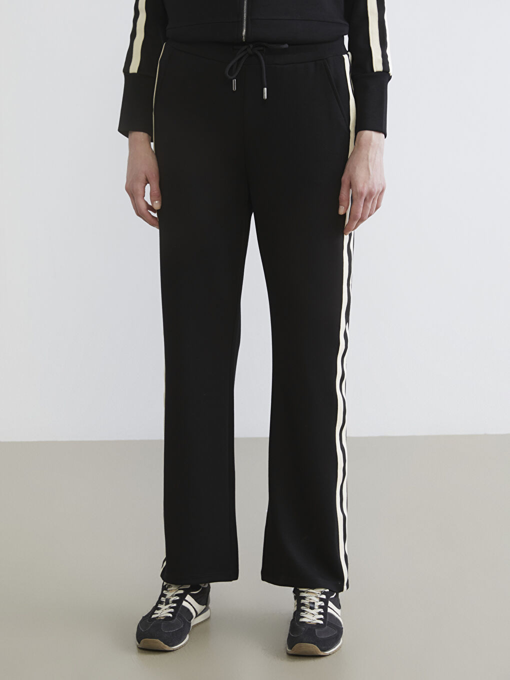 Siyah Şerit Detaylı Geniş Paça Kadın Eşofman Altı-2