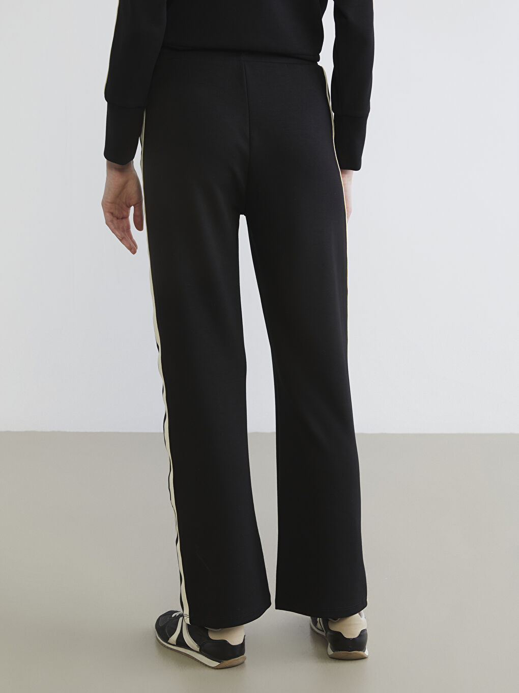 Siyah Şerit Detaylı Geniş Paça Kadın Eşofman Altı-6