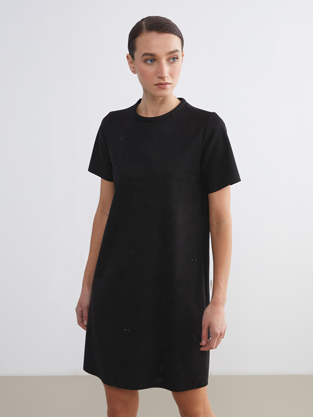 Siyah Bisiklet Yaka Taşlı Süet Mini Elbise-1