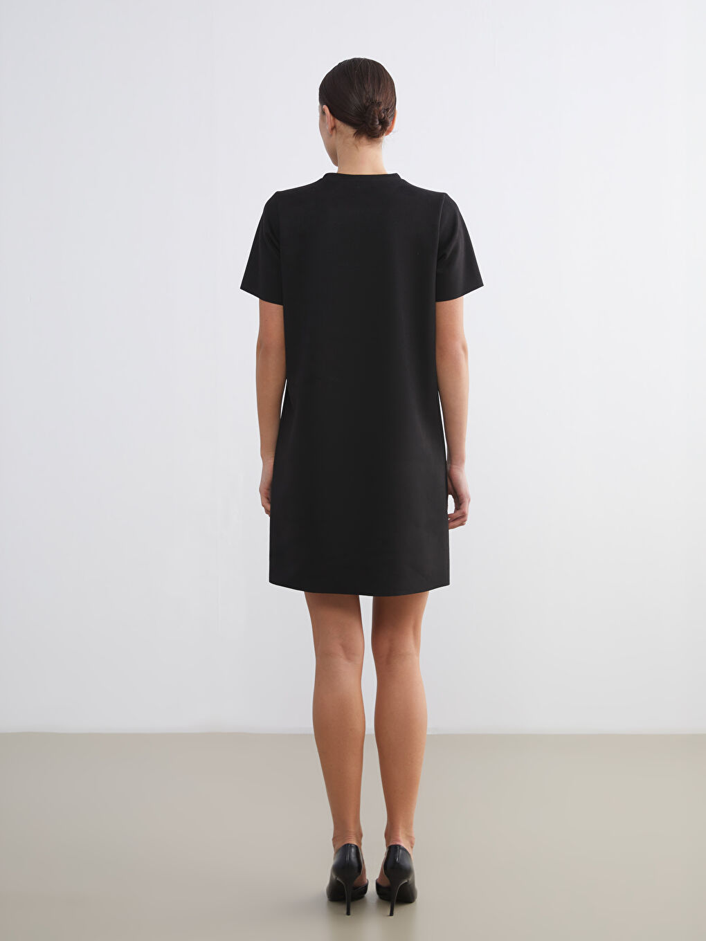 Siyah Bisiklet Yaka Taşlı Süet Mini Elbise-3