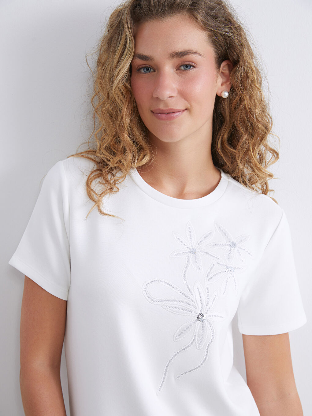LCWAIKIKI Classic Crew Neck Embroidered Women's T-Shirt -W5KF25Z8-R9J