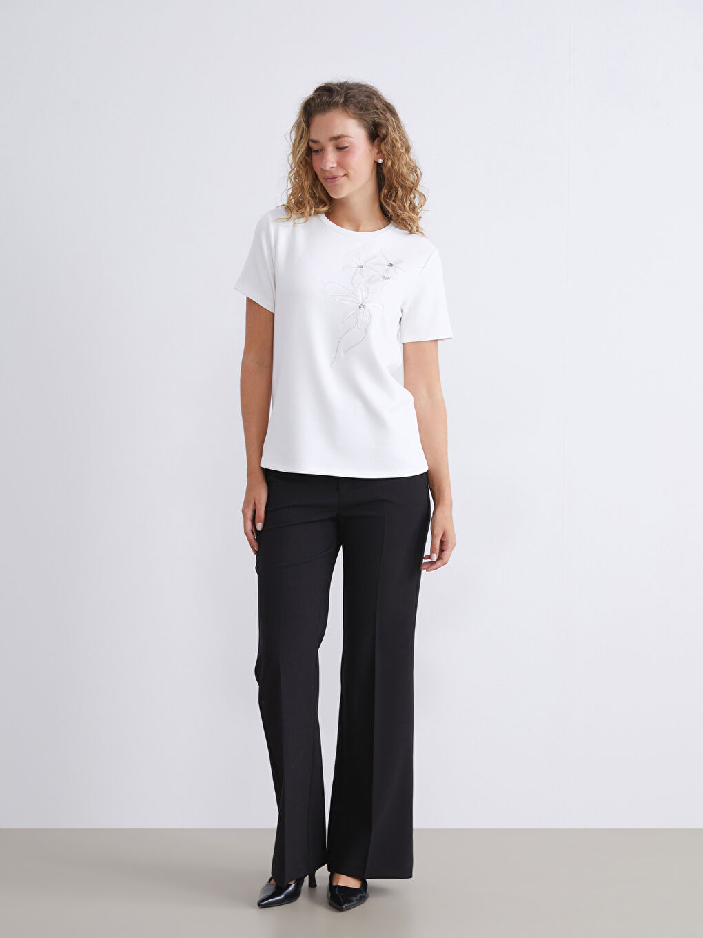 LCWAIKIKI Classic Crew Neck Embroidered Women's T-Shirt -W5KF25Z8-R9J