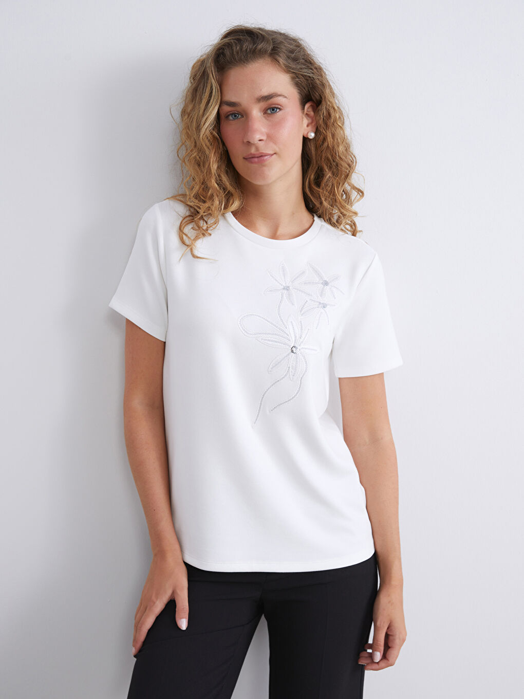 LCWAIKIKI Classic Crew Neck Embroidered Women's T-Shirt -W5KF25Z8-R9J