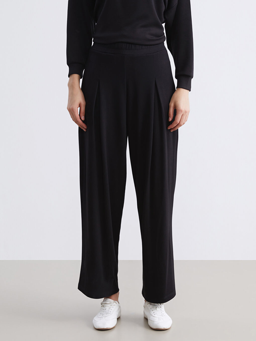 Siyah Beli Lastikli Geniş Paça Kadın Eşofman Altı-1