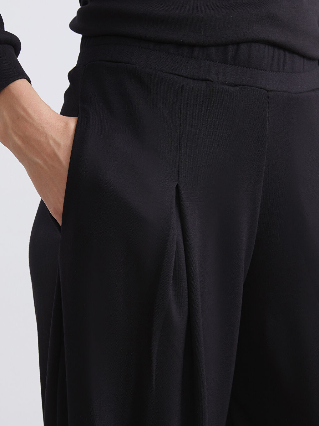 Siyah Beli Lastikli Geniş Paça Kadın Eşofman Altı-2