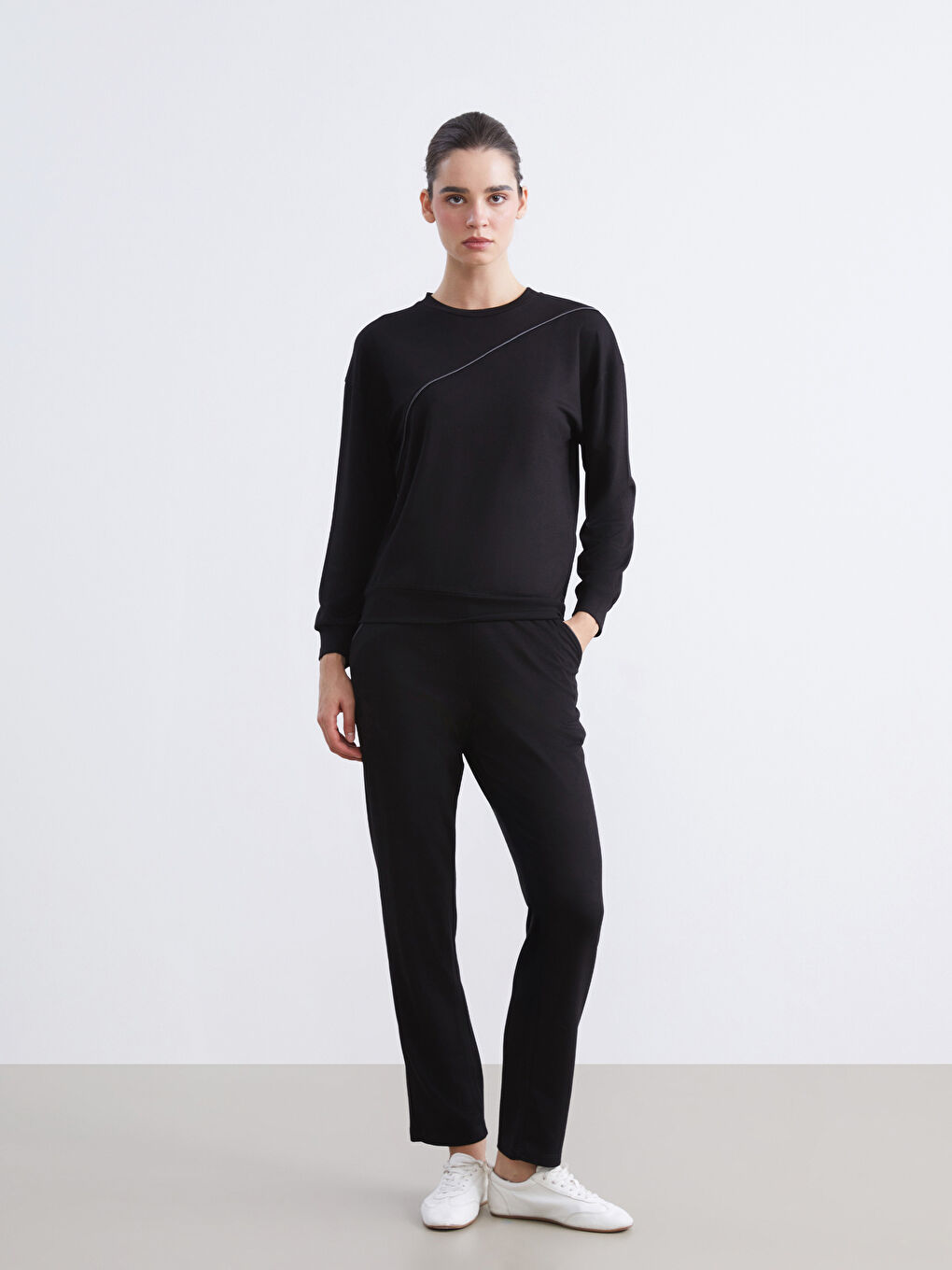 Siyah Bisiklet Yaka Kadın Sweatshirt-1