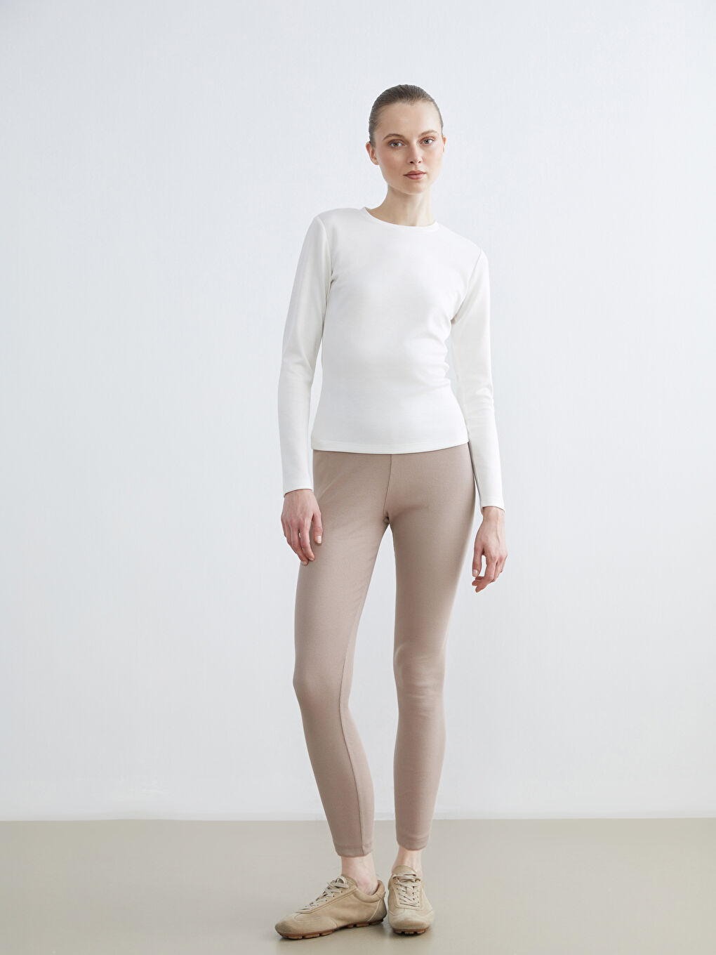 მაღალი წელის, ჭრილიანი დაბოლოებით, რიბირებული ქალის ლეგინსები