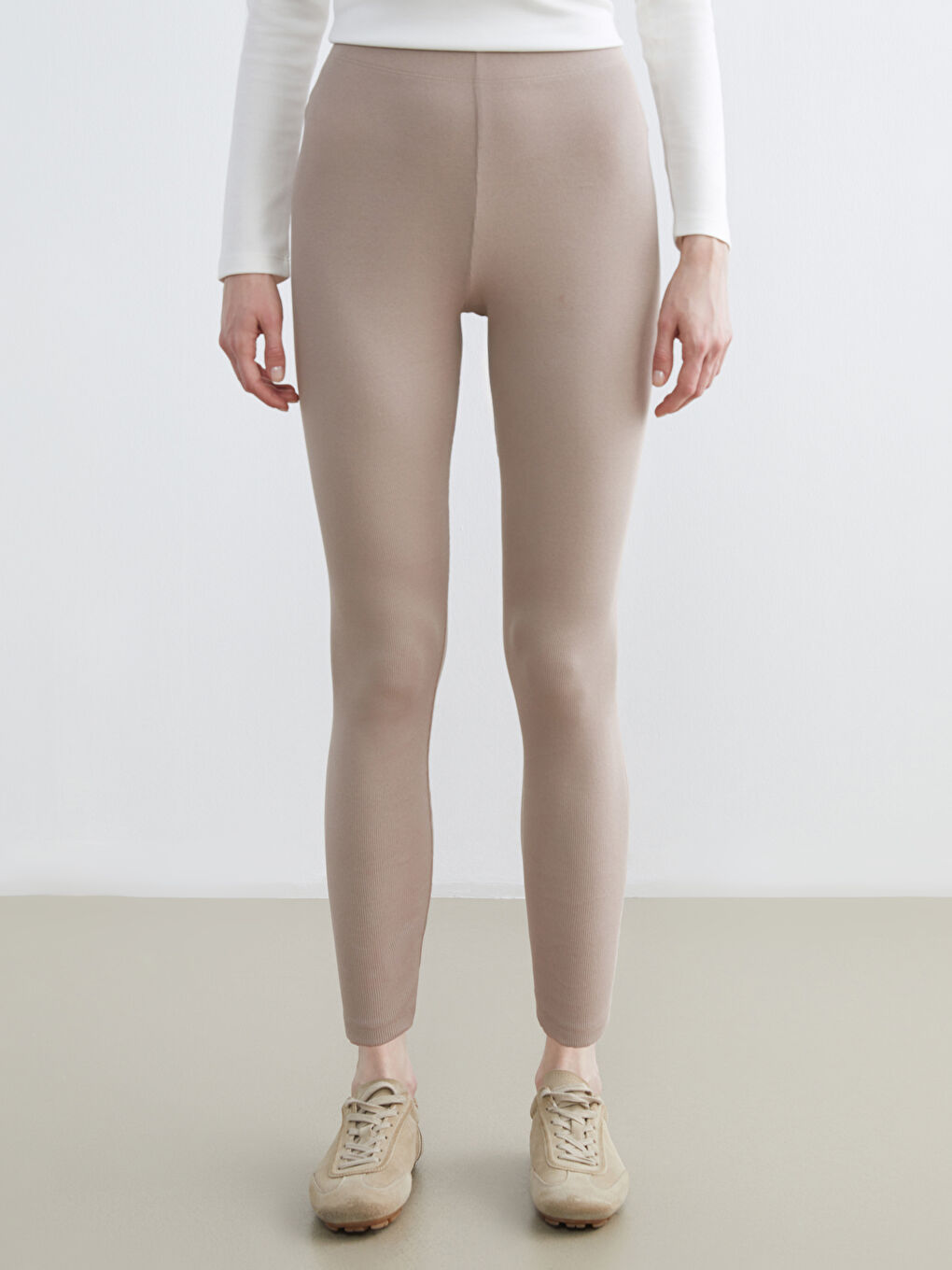 მაღალი წელის, ჭრილიანი დაბოლოებით, რიბირებული ქალის ლეგინსები-1