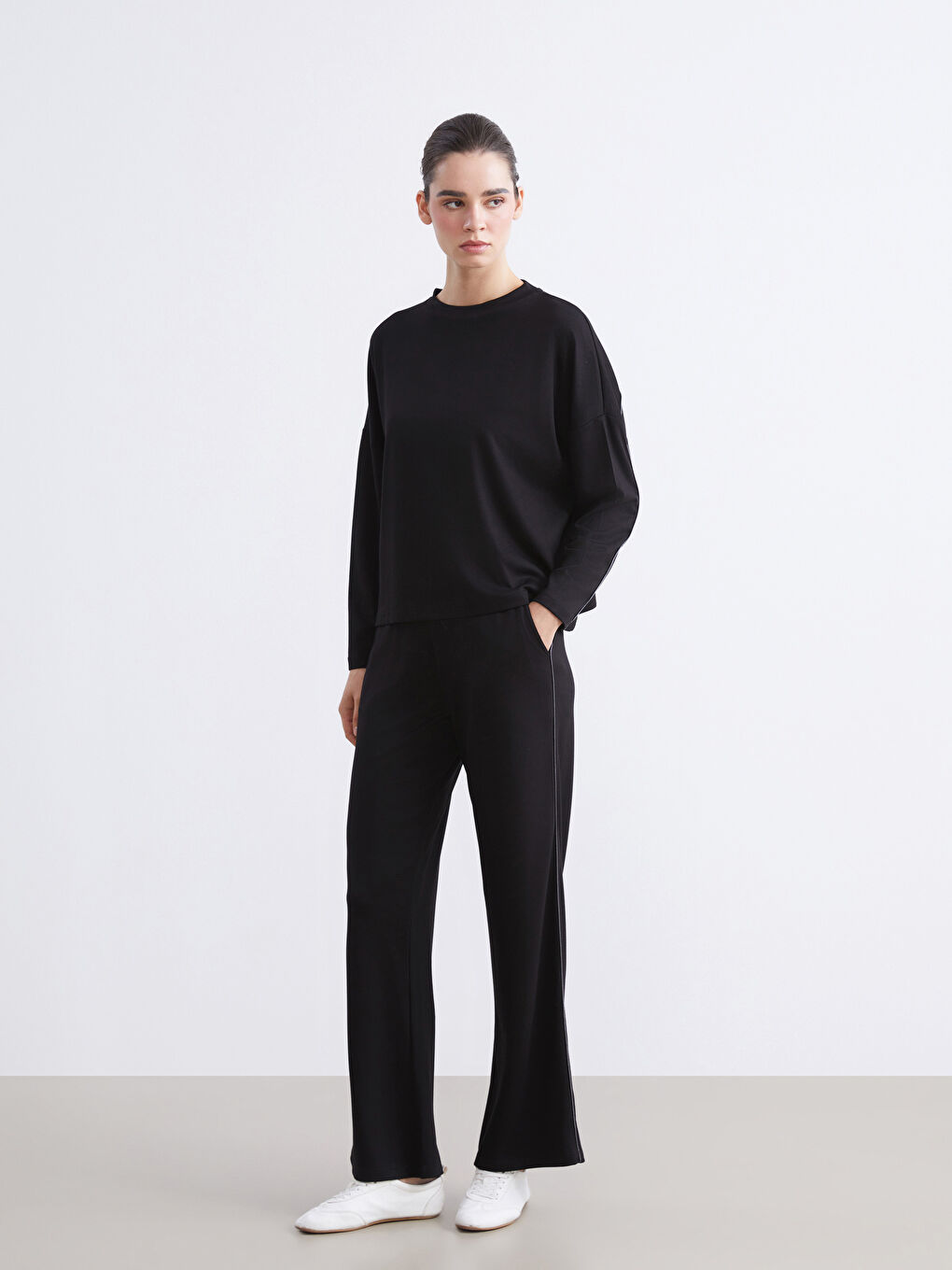 Siyah Bisiklet Yaka Kadın Sweatshirt-1