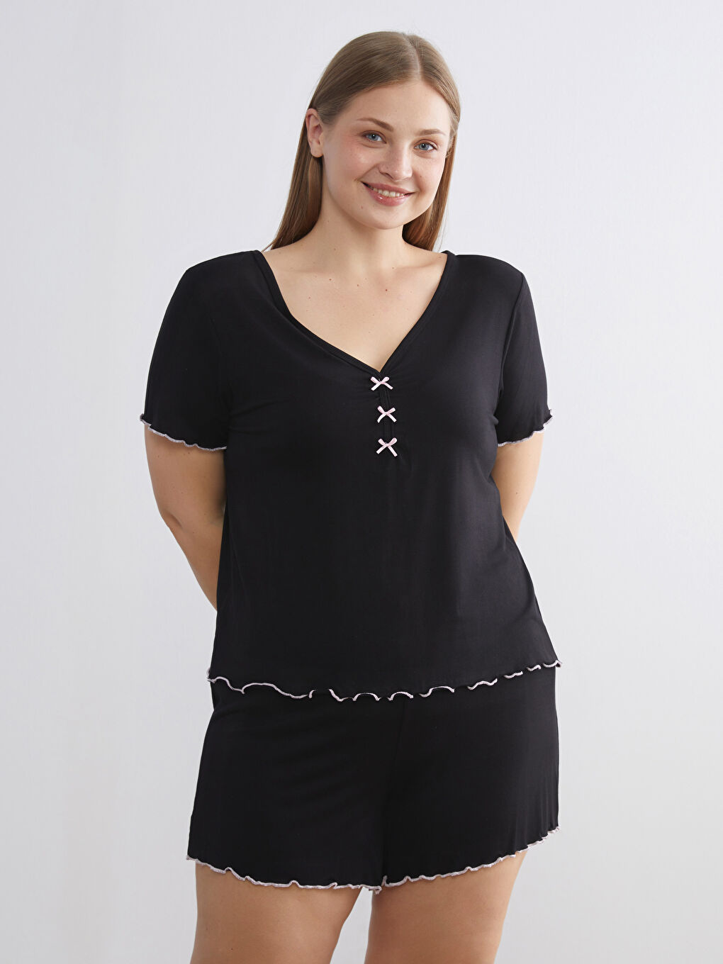 Siyah V Yaka Kadın Şortlu Pijama Takımı-5