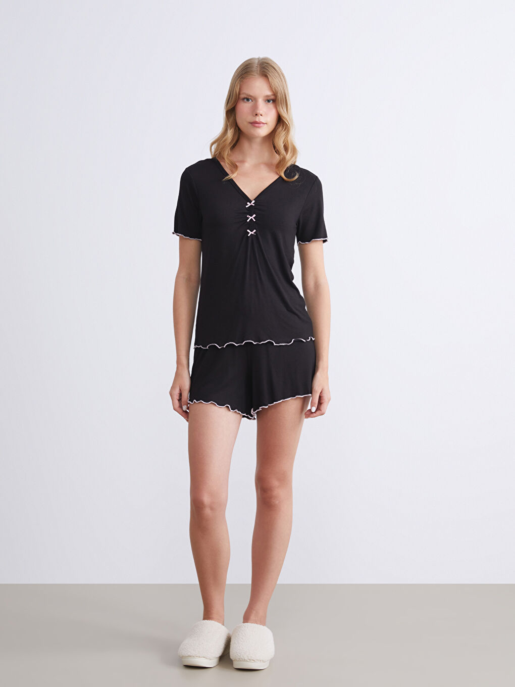 Siyah V Yaka Kadın Şortlu Pijama Takımı