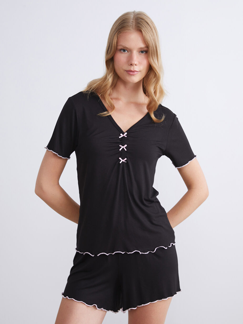 Siyah V Yaka Kadın Şortlu Pijama Takımı-2