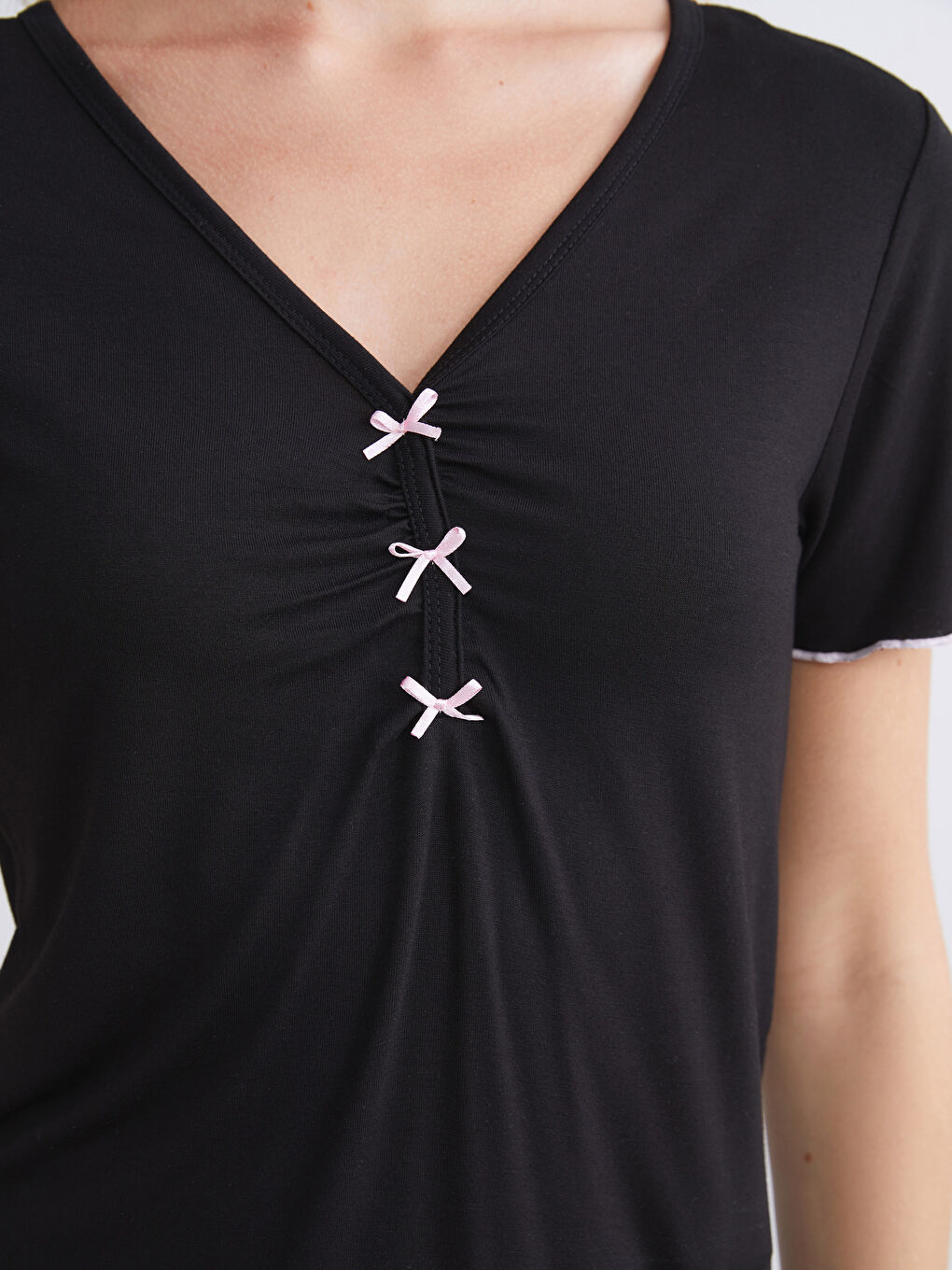 Siyah V Yaka Kadın Şortlu Pijama Takımı-3