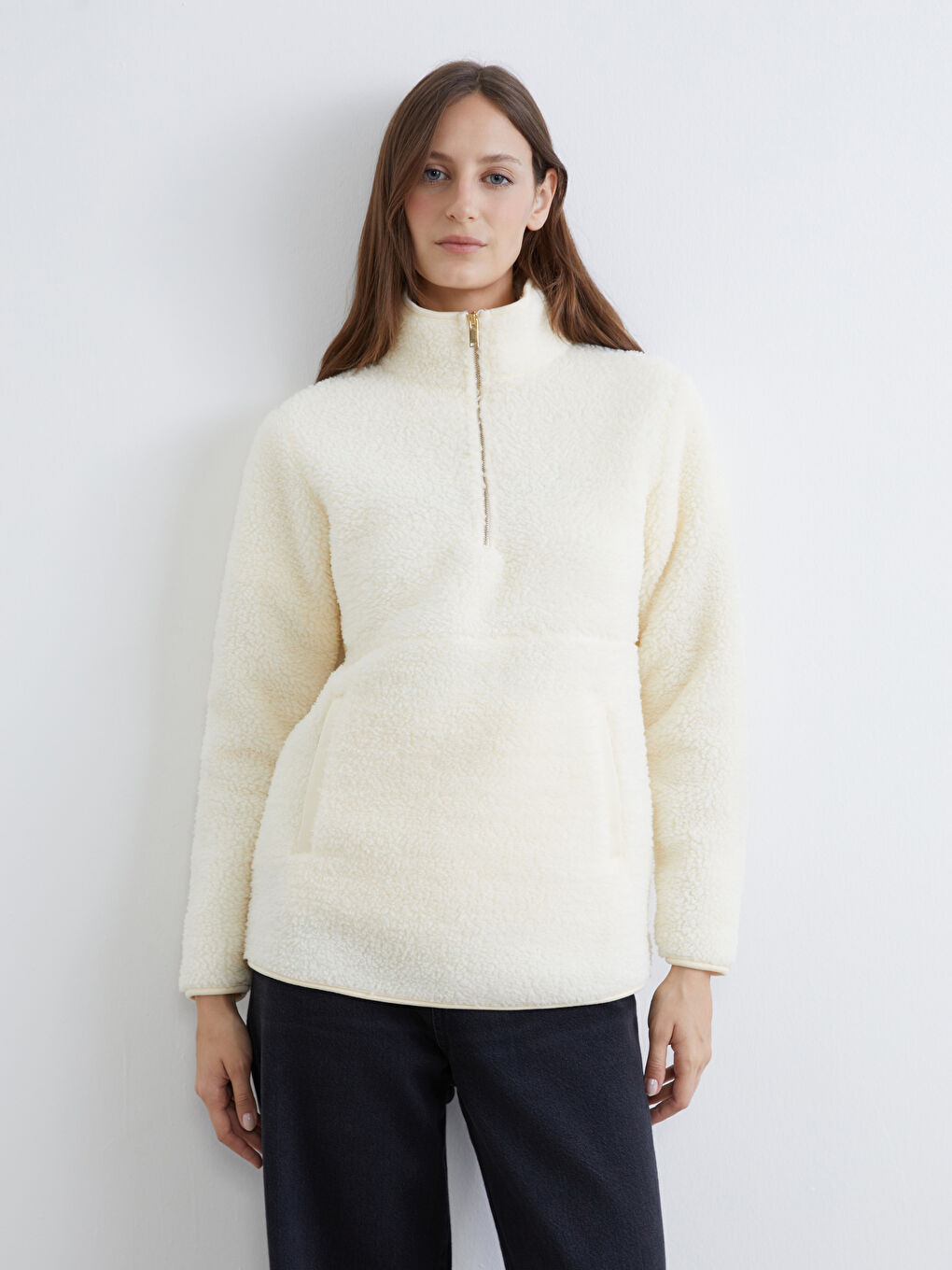 Bej Dik Yaka Kadın Pelüş Sweatshirt