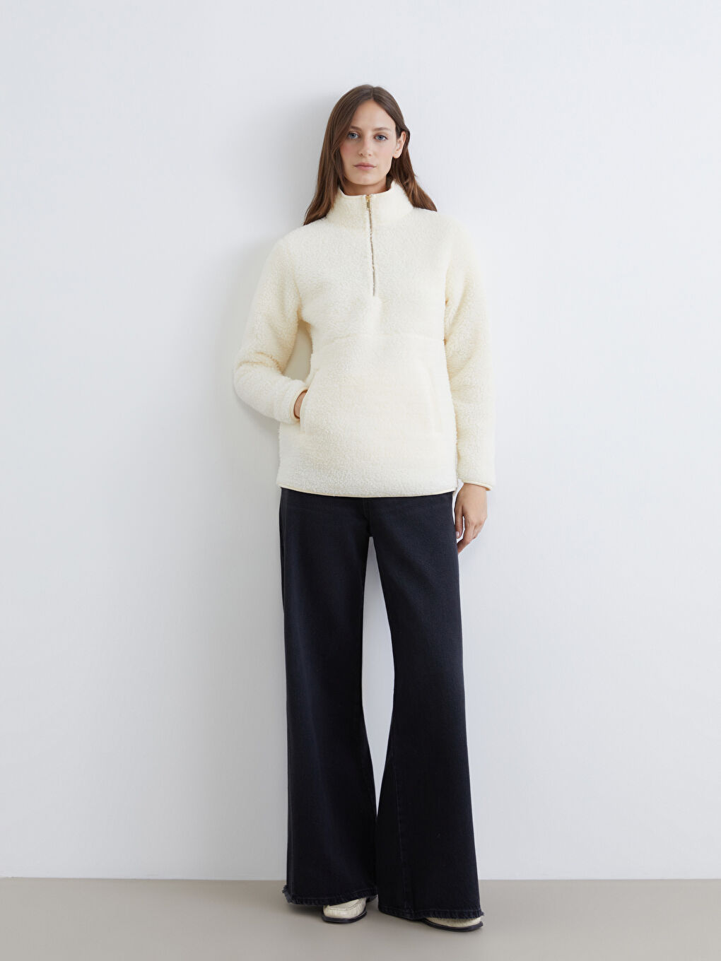 Bej Dik Yaka Kadın Pelüş Sweatshirt-1