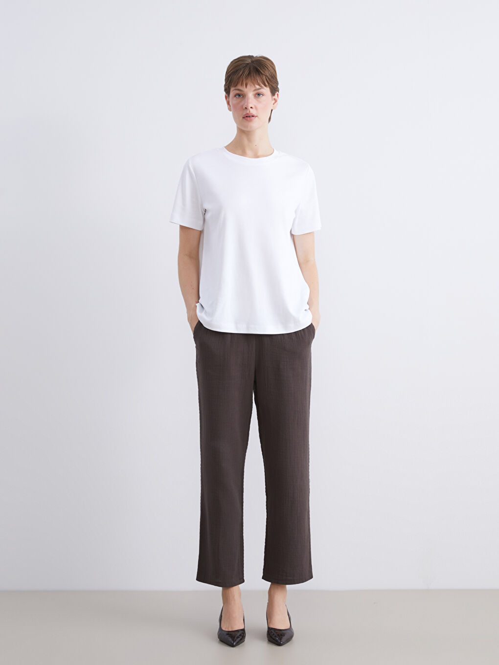 Beyaz Bisiklet Yaka Kadın Tişört-1