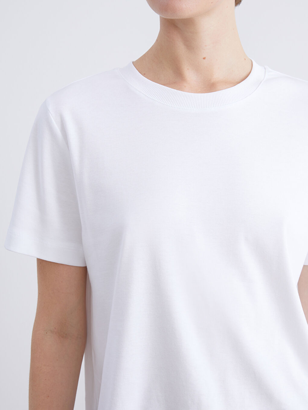 Beyaz Bisiklet Yaka Kadın Tişört-2