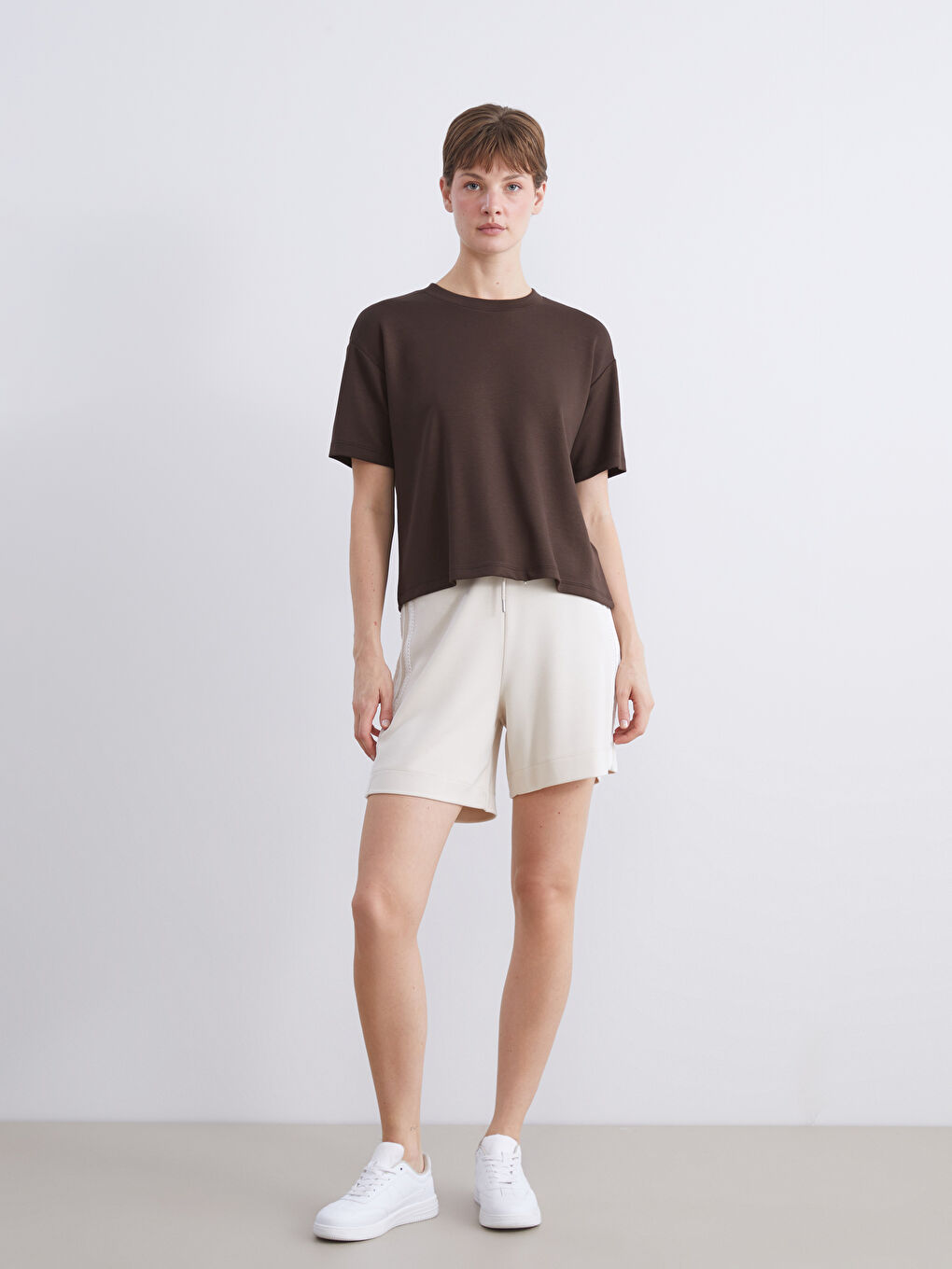 Kahverengi Bisiklet Yaka Kadın Tişört-1