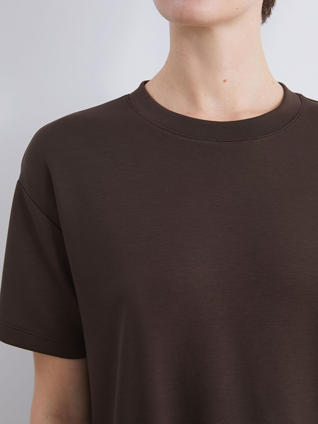 Kahverengi Bisiklet Yaka Kadın Tişört-2