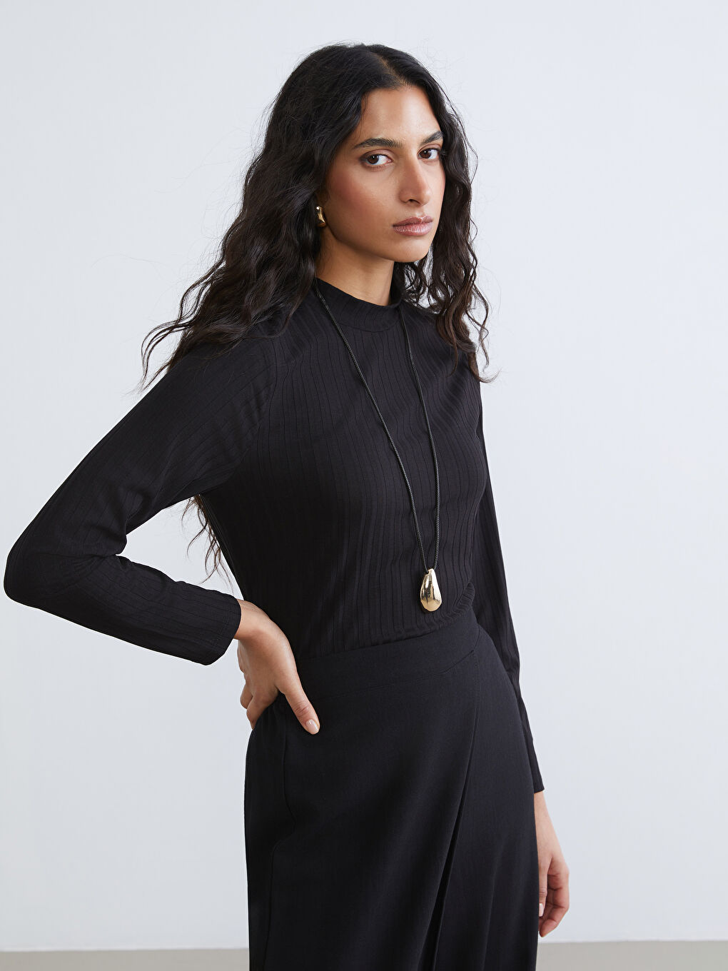 Siyah Dik Yaka Kadın Body