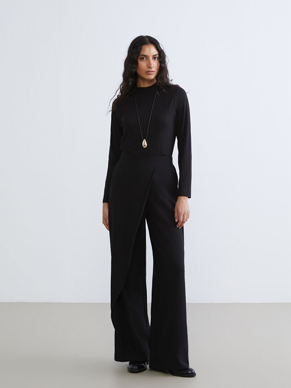 Siyah Dik Yaka Kadın Body-2