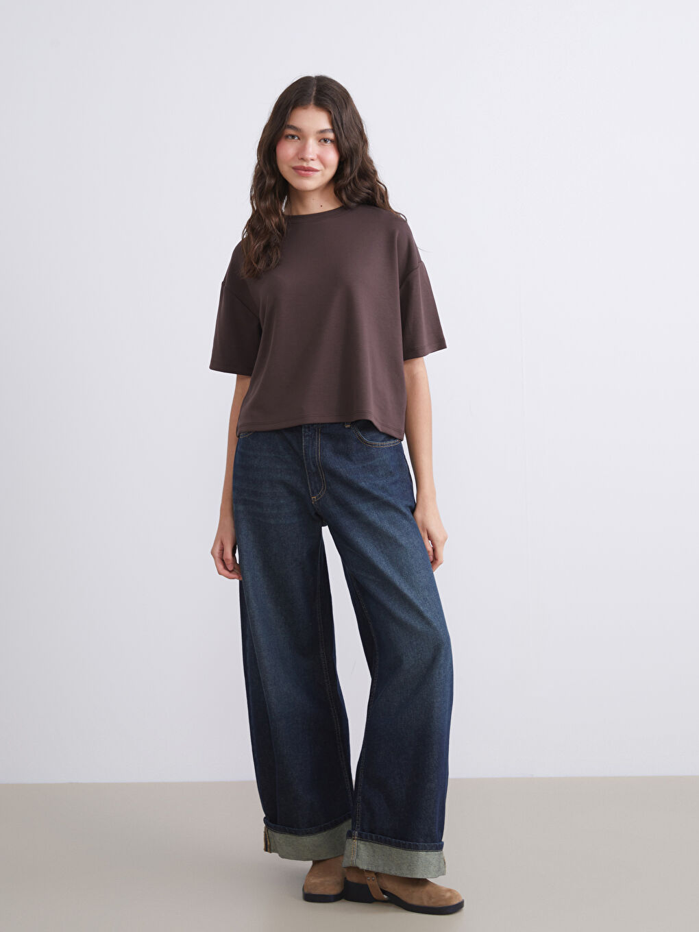 Kahverengi Bisiklet Yaka Kadın Tişört-1