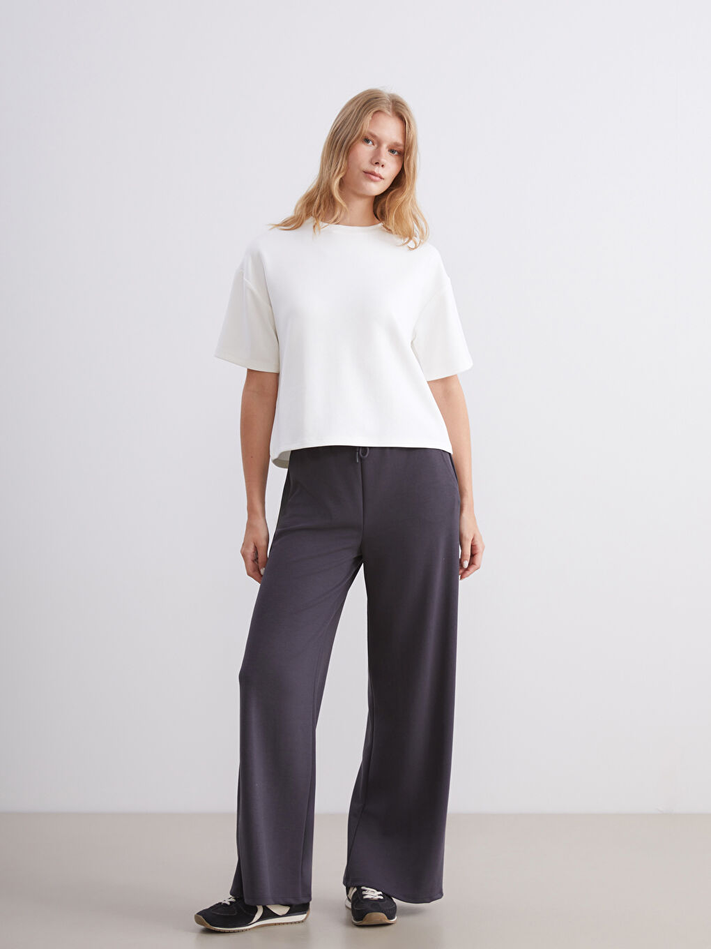 Beyaz Bisiklet Yaka Kadın Tişört-1